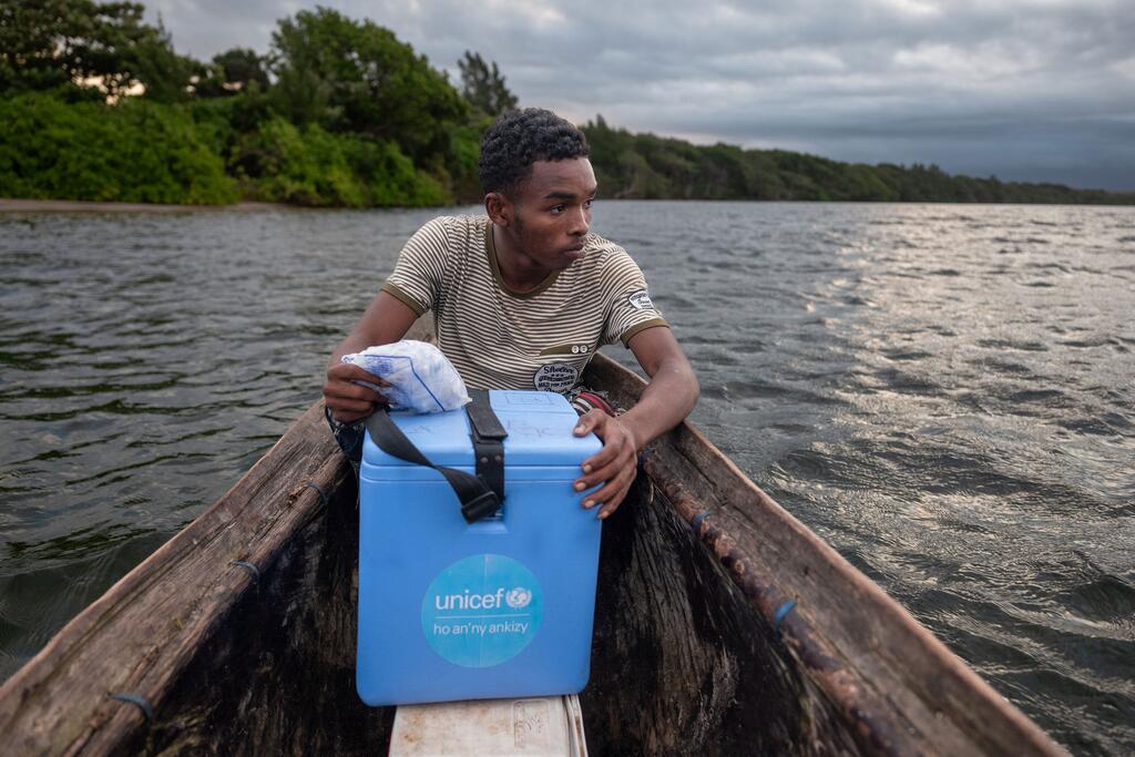 Un joven malgache, en una tradicional canoa de tronco, realiza un viaje de 14 kilómetros hasta el centro de salud para recoger las vacunas y llevarlas de vuelta a su comunidad remota.